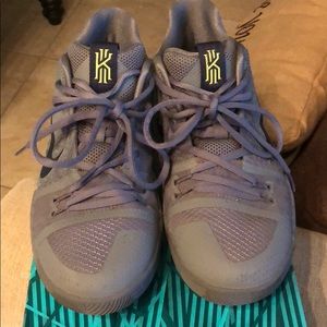 Boys Kyrie 3. Size 6 youth